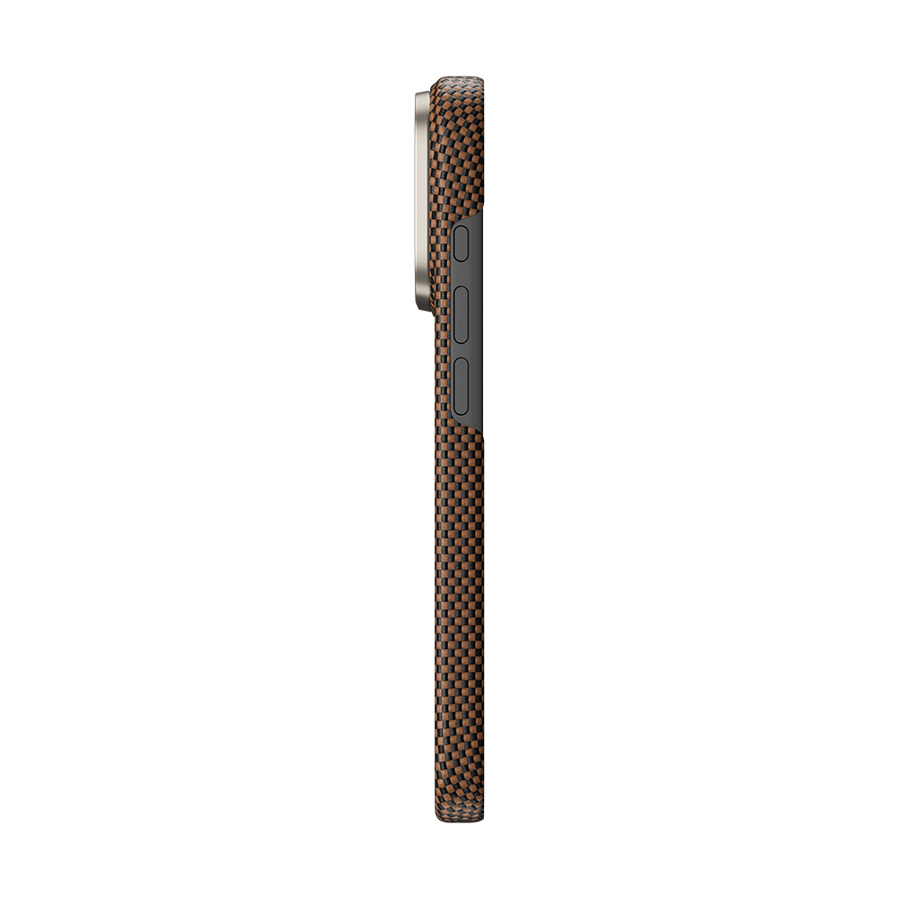 Rückansicht der goldenen ArmorTint Kevlar®-Faser Hülle für iPhone 17 Pro Max, MagSafe-kompatibel mit erhöhtem Linsenschutzrahmen.

