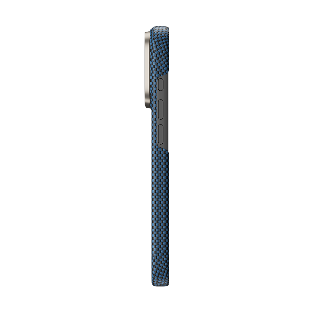 Rückansicht der goldenen ArmorTint Kevlar®-Faser Hülle für iPhone 17 Pro Max, MagSafe-kompatibel mit erhöhtem Linsenschutzrahmen.

