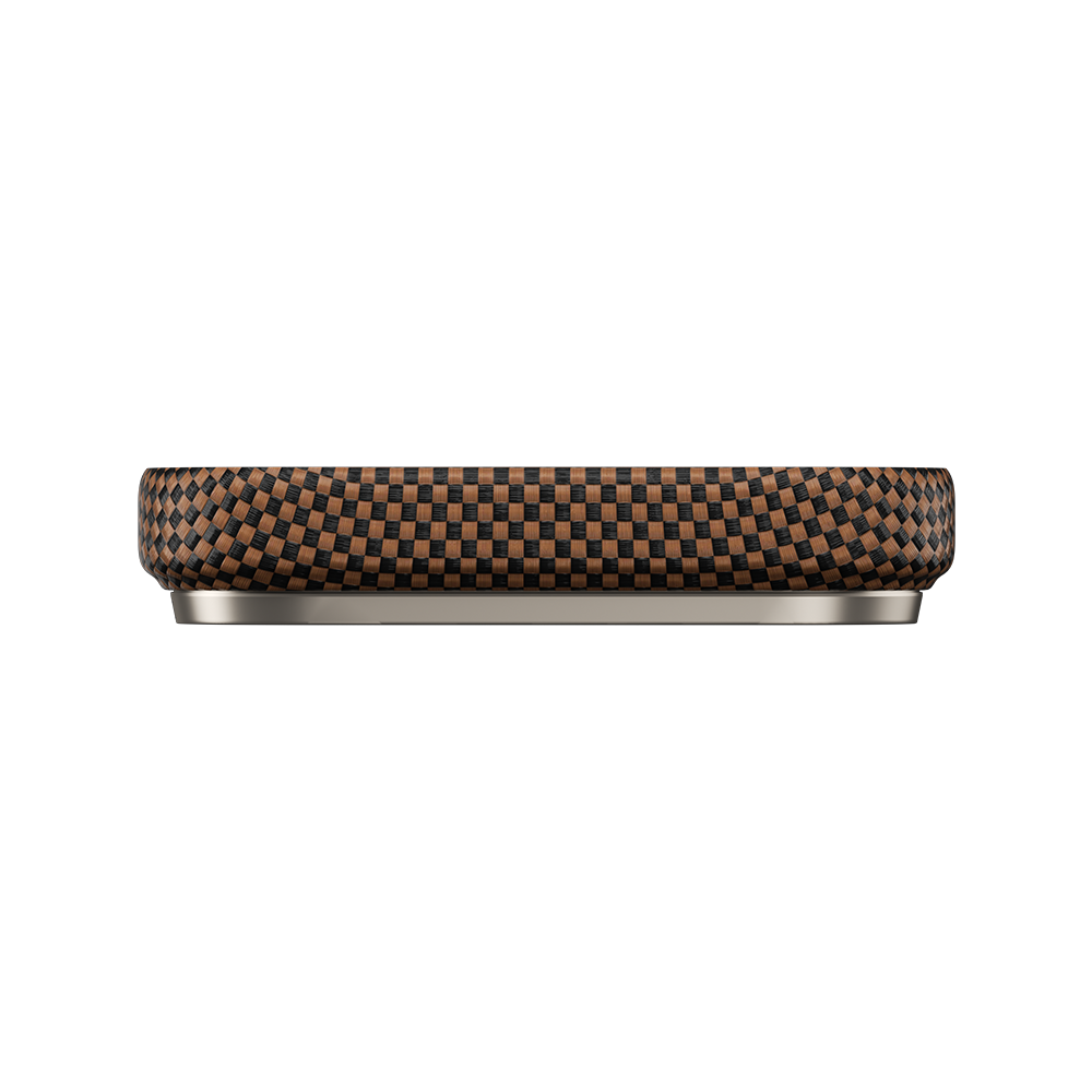 Rückansicht der goldenen ArmorTint Kevlar®-Faser Hülle für iPhone 17 Pro Max, MagSafe-kompatibel mit erhöhtem Linsenschutzrahmen.

